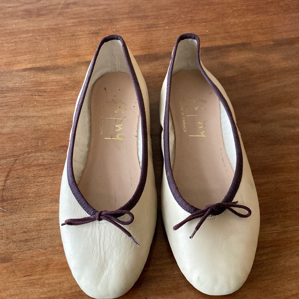 Cream and maroon FS/NY ballet flat. Size 39.